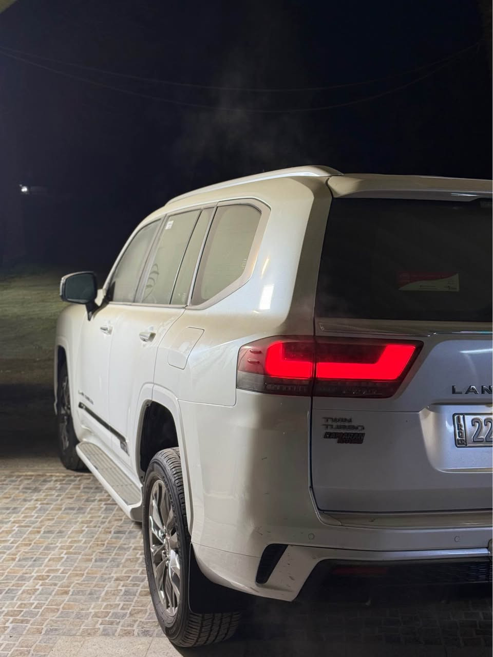 SAS وكالة 

1️⃣ الموديل والسنة: 2024 تويوتا لاندكروزر VXR
2️⃣ الفئة: VXR فل كامل
3️⃣ نوع السيارة: SUV دفع رباعي 4×4
4️⃣ عدد الركاب: 7 أشخاص
5️⃣ المحرك: V6 توين تيربو 3.5 لتر
6️⃣ القوة: 409 حصان
7️⃣ عزم الدوران: 650 نيوتن·م
8️⃣ القير: أوتوماتيك 10 سرعات
9️⃣ نظام الدفع: رباعي دائم Full‑Time 4WD
🔟 الجنوط: 20 إنش ألومنيوم
1️⃣1️⃣ خزان البنزين: 110 لتر
1️⃣2️⃣ شاشة مركزية 12.3″ لمس مع ملاحة
1️⃣3️⃣ شاشة السائق معلومات متعددة (Multi‑Info Display)
1️⃣4️⃣ شاشة ترفيه خلفية 11″ للصف الثاني والثالث
1️⃣5️⃣ Apple CarPlay وAndroid Auto لاسلكي
1️⃣6️⃣ شاحن لاسلكي للجوال
1️⃣7️⃣ نظام صوت JBL بـ 14 سماعة
1️⃣8️⃣ تشغيل عن بُعد للسيارة (Remote Engine Start)
1️⃣9️⃣ مثبت سرعة ذكي مع رادار (Dynamic Radar Cruise Control)
2️⃣0️⃣ نظام مانع التصادم الأمامي (PCS)
2️⃣1️⃣ تنبيه مغادرة المسار (Lane Departure Alert)
2️⃣2️⃣ إضاءة عالية تلقائية (Adaptive High Beam System)
2️⃣3️⃣ مراقبة النقطة العمياء (Blind Spot Monitor)
2️⃣4️⃣ فرامل مساعدة وحساسات أمامية وخلفية
2️⃣5️⃣ كاميرات 360° ورؤية خلفية بانورامية
2️⃣6️⃣ مقاعد جلدية فاخره مع تبريد وتسخين للصف الأول والثاني
2️⃣7️⃣ مقاعد كهربائية مع ذاكرة للسائق
2️⃣8️⃣ مكيف أوتوماتيك بـ 4 مناطق
2️⃣9️⃣ عجلة قيادة جلد و خشب فاخرة
3️⃣0️⃣ فتحة سقف بانورامية (Sunroof)
 

للاستفسار ***********📞📞 بغداد, العراق
