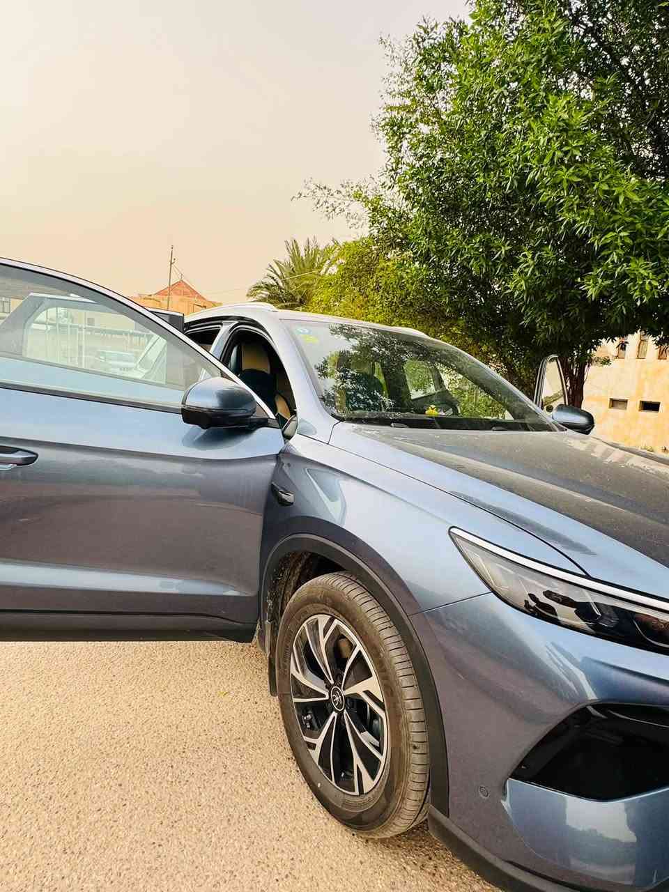 BYD SONG PRO  2025 للبيع 
تمشي بالشحن 75 كيلو وي البانزين 1450 كيلو
السيارة كلين مكفولة كفالة عامة من كلشي 
لون مميز و رقم مميز ببغداد
ماشيه 17600 
7500 على البانزين و 9 كهرباء
البطاريات نسبتهن 100 بالمية 
مواصفات السيارة
حساسات امامية خلفية 
13 كامره 
رادار امامي و رادار خلفي 
مانع اصتدام
نقطة عمياء 
ركن تلقائي
قيادة تلقائية 
السياره بيها اضافات كل التطبيقات الي تحتاجها و كل التطبيقات تكدر تنزلها بشكل كلش سلس 
مفعل بيها (ADB الخاص بالمطورين ) 
نازل الها اخر تحديث من الشركة
بالاضافة الها دوشمه خاصة و دوسات ارضيه و غلاف جنطة و غلاف دشبول و فرس وسطي 
السيارة بيها اضافة لد داخلي تكدر تتحكم بي عن طريق الموبايل 
السيارة مظلل الجنطة و المثلثات الخلفية تظليل كامل مسموح مرورياً 
بعدها بثاني تبديله دهن 
السيارة يجي وياها شاحنة 32 امبير موجوده ضمن الصور موصيها طلب خاص ب250$ 
عدتها كامله بالجنطة من غلاف جنطة وبرده للجنطة و فوم و غيرها 
السيارة جديدة بمعنى الكلمة و بالعافية على الي ياخذها 
عارضها ب 26 مليون 
السياره مصروف عليها لأن هي سيارتي الخاصة  
والي يسأل عن سبب البيع 
فحاب اخذ leopard 7 BYD
التواصل 
***********
***********
