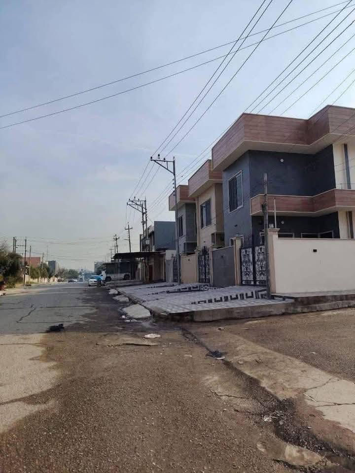 ⚜️مكتب البلديات للعقار⚜️

للبيع دار سكني سند طابو في حي الاعلام 
قرب الدانية ماركت ، على شارع ٢٠ متر
المساحة ١٢٠م الواجهة ٧م طابقين بناء حديث تسليم كامل
ط١ غرفة نوم وصالة كبيرة ومطبخ وصحيات وكراج سيارة
ط٢ ثلاثة غرف نوم وصحيات وبيتونة ( سطح كاشي ).
للإستفسار الإتصال☎️ *********** ☎️ ***********
عنوان المكتب / الموصل حي المشراق فرع مطعم طماطة2
