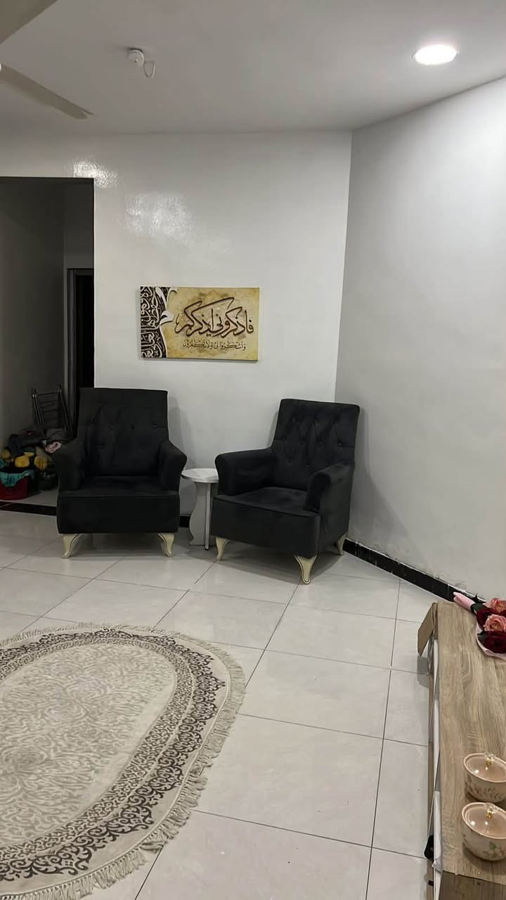 للبيع تخم قنفات شبه الجديد موجود بالمنصور للتواصل ***********
