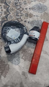 شاحنة سيارة BYD دستروير اصليه و مثلث و مادة لتصليح البنجر  للبيع  0773...