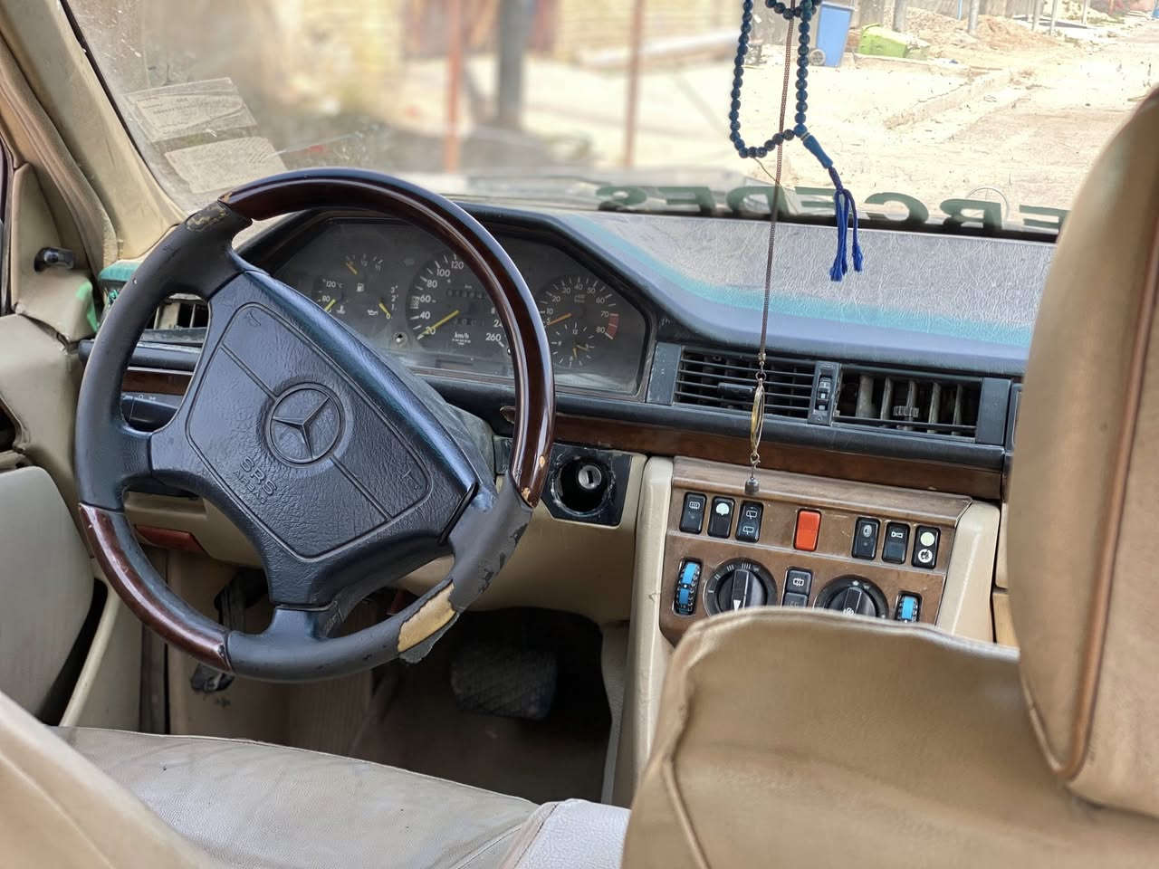 للبيع: مارسدس دب ستيشن موديل 1990
السيارة باسمي وجاهزة للنقل، تمشي وتشتغل وما بيها مشاكل قوية.

🔹 المواصفات:

* موديل: 1990
* نوع: ستيشن (عائلية)
* حدادية جديدة
* تخم تايرات جديد
* بيها منظومة تبريد متكاملة (تحتاج بس غاز)

🔹 الملاحظات:

* دبل الوراء تالف
* تحتاج غسلة وتنظيف خفيف

💰 السعر: ٣٥ورقة وقابل للنقاش للجاد

📍 الموقع: (***********)
📞 للتواصل: (ميسان قضاء الكميت
