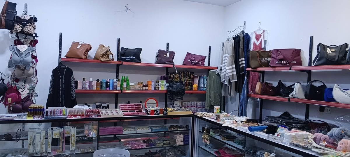 سلام عليكم غراض كوزمتك كامل للبيع. قيم بل يرضي الله وشايف خيرهم ***********
