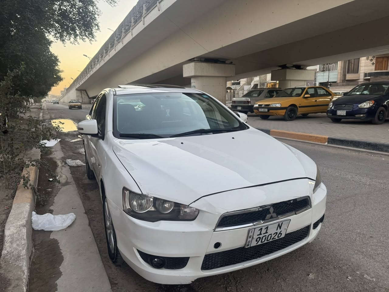 لانسر قرش ٢٠١٦ 
سيارة حلوى سونارها موجود وياها بس الدوسة صبغ بيها مثل السونار و محركاها ١٦٠٠ تحكمات إستيرين فتحة اشاير مري سبايدر يعني مثل ما تشوفون و من تجي تشوفها احسن من الصور سعرها ١١٢ بيها مجال بسيط مكاني بغداد حي القاهرة 
للاستفسار على الرقم
***********
