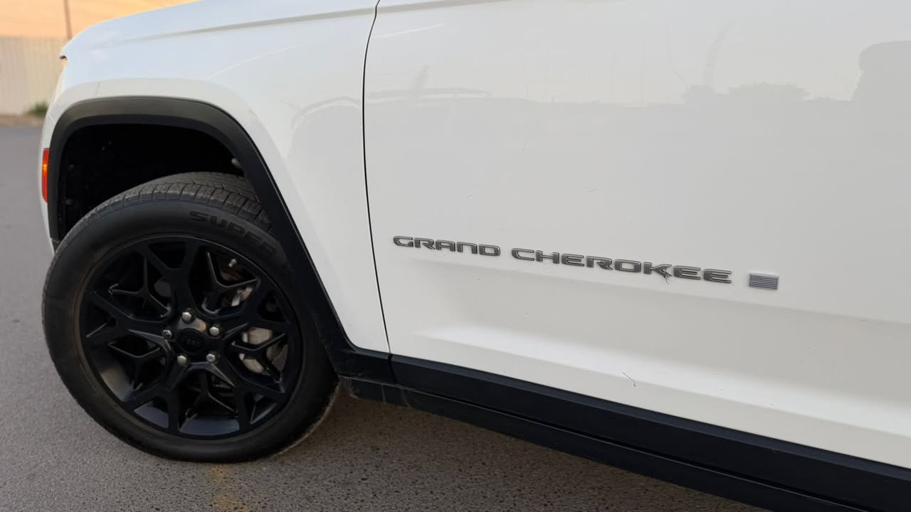 سلام وعليكم للبيع 🔥
2023 JEEP GRAND CHEROKEE, ALTITUDE
للاستفسار (***********)
السيارة مكفولة كفالة عامة من الايرباك وشاصي ولغد ضرر السيارة سرقة ‼️.
مواصفاتها . 🔥
محرك 3.6 لقوة: حوالي 290-295 حصان
 رقم بغداد الجديد باسمي
 لون ابيض ثلجي
اشاير بالمرايا
 ونقاط تنبيهه مسار
 وردار اصطدام امامي
تحكمات وشفتات ستيرن
شاشة  وكامرة
كشنات جلد والكراسي الامامية كهربائية
والكراسي كلهن بيهن تدفئة
قطعتين تبريد
كرسي السايق 
كير ماوس
انار مخفية دشبول بلادي
 لايت امامي خلفي لد
منافذ شحن طاقة للهاتف
سقف اسود 
ومواصفاتها الباقية معروفة 

( ضرر السيارة ) سرقة 🔥 فوتلي واتس ادزلك رقم الشاصي 
ممشى السيارة 26 الف 
السيارة مكفولة كفالة عامة من الشخوط و الرصعات 
السيارة مكفولة من الايرباكات السيارة بدون ايرباك 🔥 
السيارة جديدة كير محرك صدر تراي اخذ للبصرة 🔥 
اي نقص بل سيارة ماكو 🔥
               ( السيارة مال بيت ) 
للاستفسار (***********) السعر 265وبيهة مجال 🔥.
