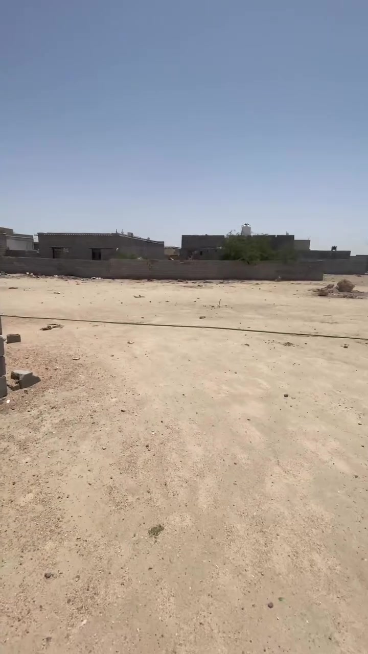 قطعه ارض زبير شارع المكصب يم برج الاتصالات ٢٥٠ متر ترض ٢٥ ونزال ١٠ شارع يريد يتبلط بحلك الشارع بوري ماي ٤٠ متر صاير كدامه وكهرباء بصفه السعر ولاستفسار ***********
