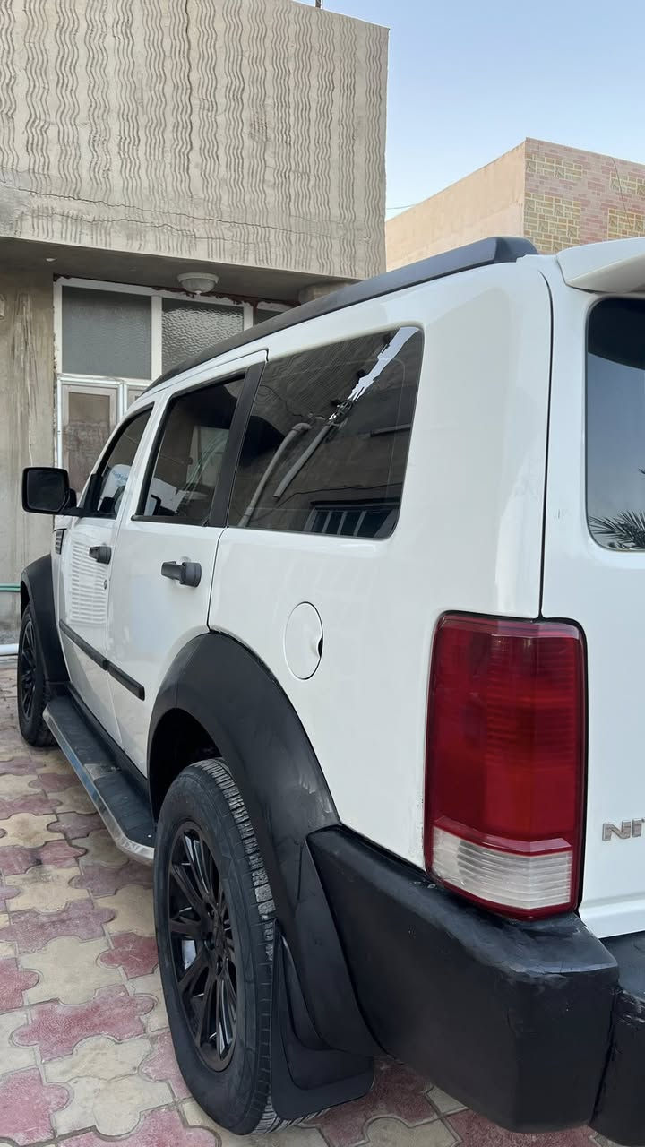 السلام عليكم من رخصة الادمن
سيارة نيترو 2008 وارد أمريكي مكينة 3700 مبدله قبل فترة السياره حلوه مثل ما موجودة بالصورة  مسويه عليه هاي الإضافات (الجناح والدواسات ويل كب مالت اوباما)

مكان السيارة النجف الاشرف -قضاء المناذره 
الرقم للتواصل: (*********** ابوليان/*********** ماهر )
سعر السيارة 110 وبيه مجال
