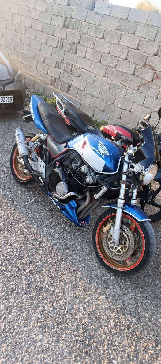 سلام عليكم للبيع سيبي فور هايبر ١٦ ولف دراجه كامله مكمله 
لا خربطه ولا نضوح ولا صوت تراي وين ما يعجبك شلعه تهبل مكان دراجه ديالى شهربان رقم ***********
