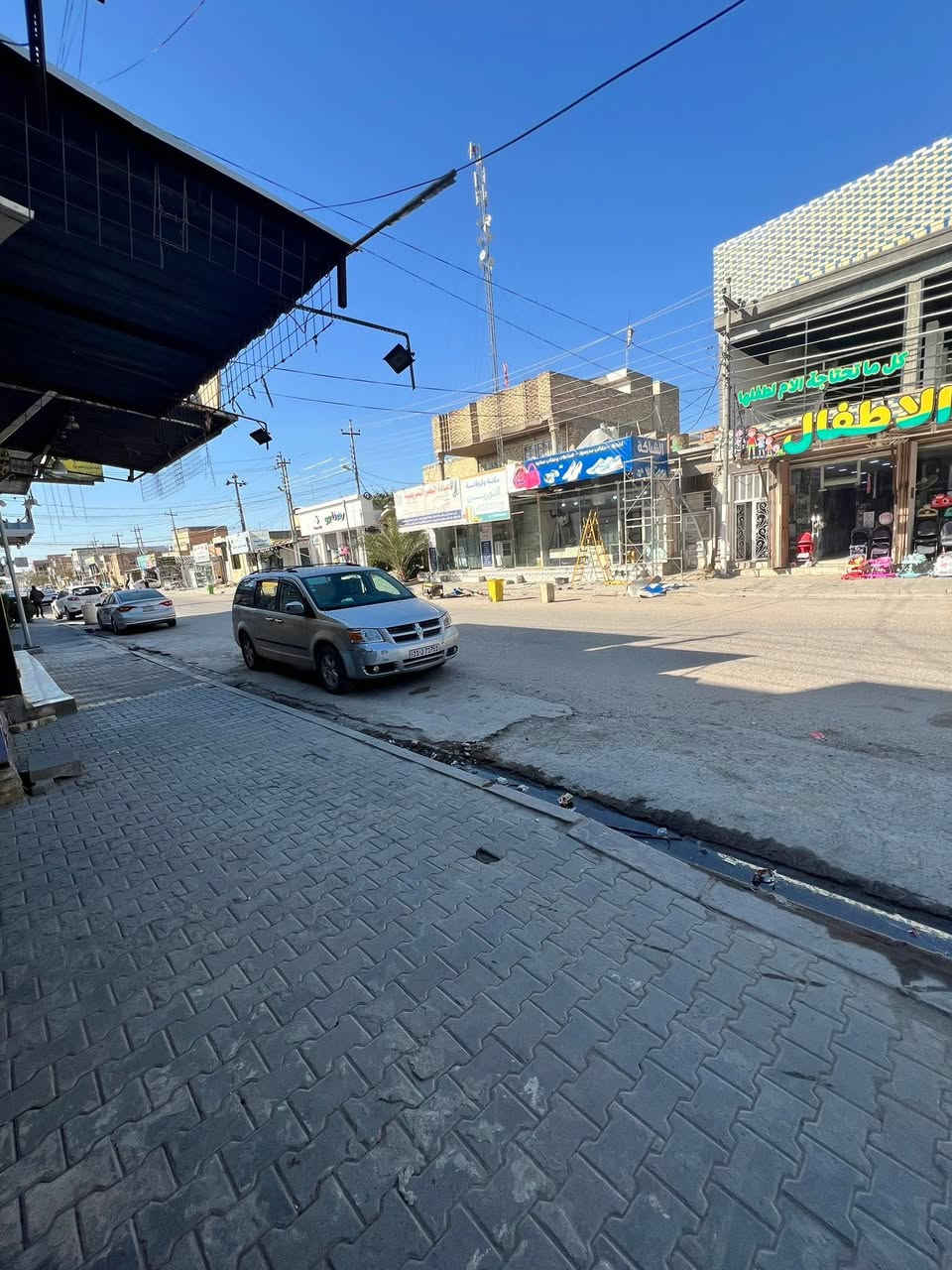 🏠 بيت مساحه ٢٠٠ علا شارع تجاري نصر بانزين خانه مقابيل بركات زهرا يحتوي الطابق الأول علا غرفيتن وصاله وستقبال وصحيات٣ والطابق الثاني يحتوي علا اربع غرف وصاله وصحيات ويحتوي علا محلين للبيع***********
