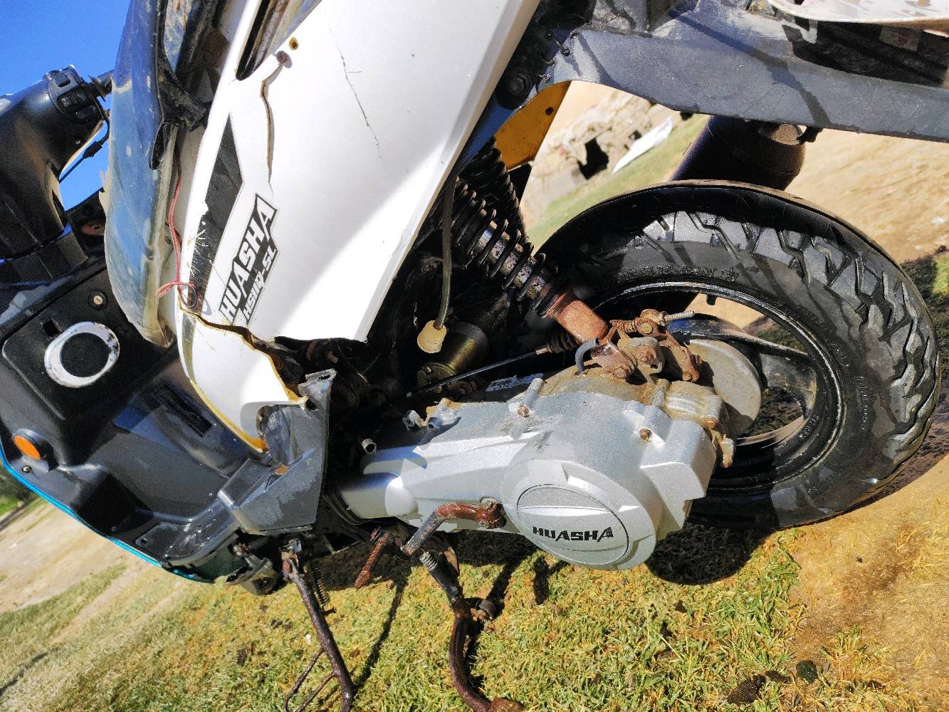 دراجة سكنس ثعلب نثية محرك كوري مديل 2021 دراجه نضيفه وقتصادية ماتصرف نهائيا سرعتها 60 يعني المرور مايحاسب عليها نهائيا كهربائيات شغالة وحته شادلها امبي ثري بس ماادري شبيها عطلت عندي واني امشي وعفتها ورحت للشغل وهسه اريد ابيعها لان مافارغ الها الدراجه عوزها ترتيب بسيط وحته تصليحها مايكلف 25 لو 30 الف مكاني الناصرية شطرة ناحية ال سليمان  