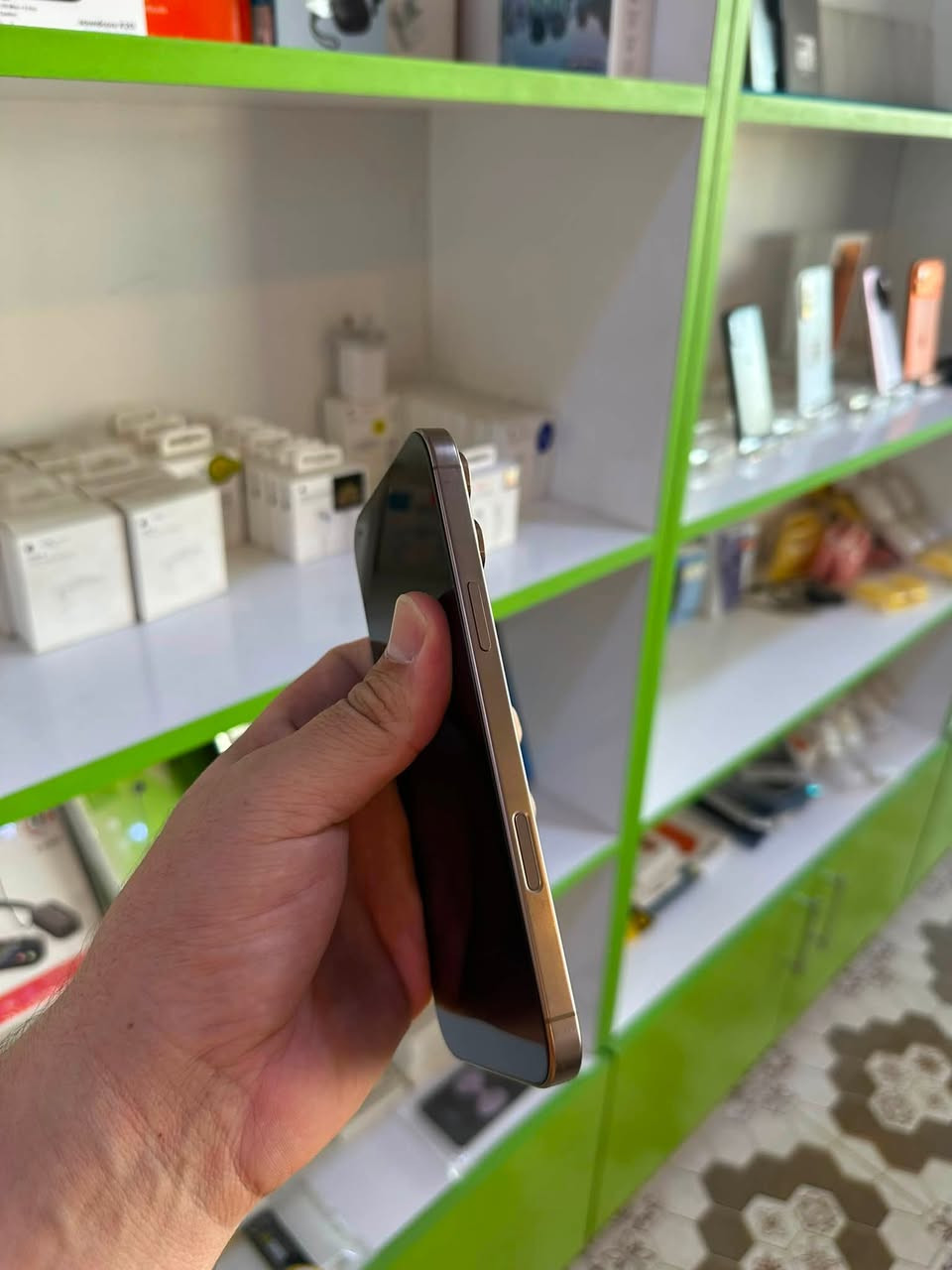 16 ابرو ماكس  ذاكره 256 بطاريه 92  ضمان ماستر مستبدل شاشه وكاله اصليه  السعر مليون ضمان 5 ايام العنوان بغداد الرضوانيه معمل زينب قرب اسواق ابو علاء
مكتب عمر الكرطاني للموبايل 
لتواصل واتساب ***********
