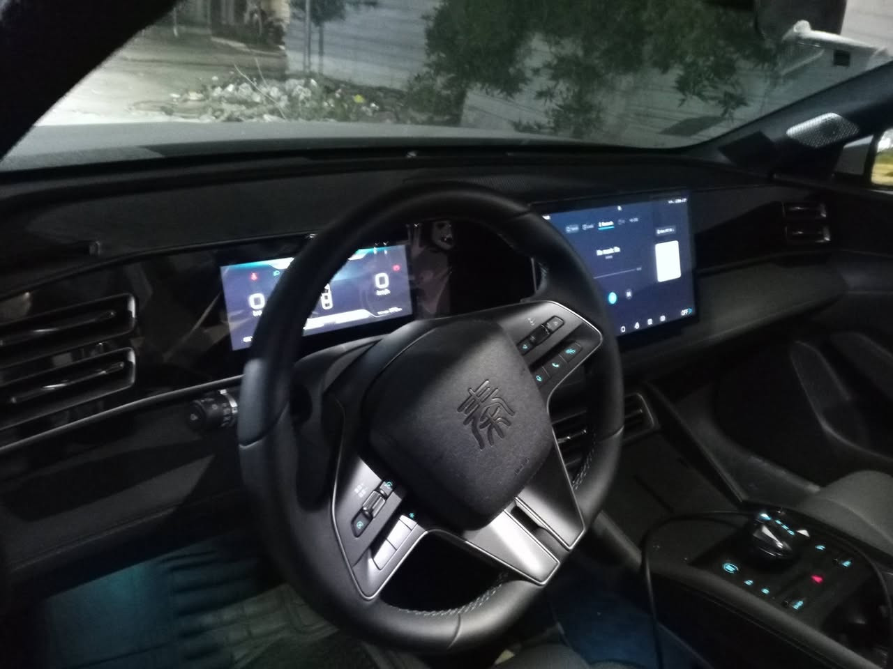 السلام عليكم بي واي دي جنيل زيرو السعر 160 و بيها مجال بسيط المواصفات فول بنيراما خمس كاميرات الشراي يتصل *********** السيارة باسمي تحويل ثاني يوم رقمها بغداد مكاني بغداد البياع
