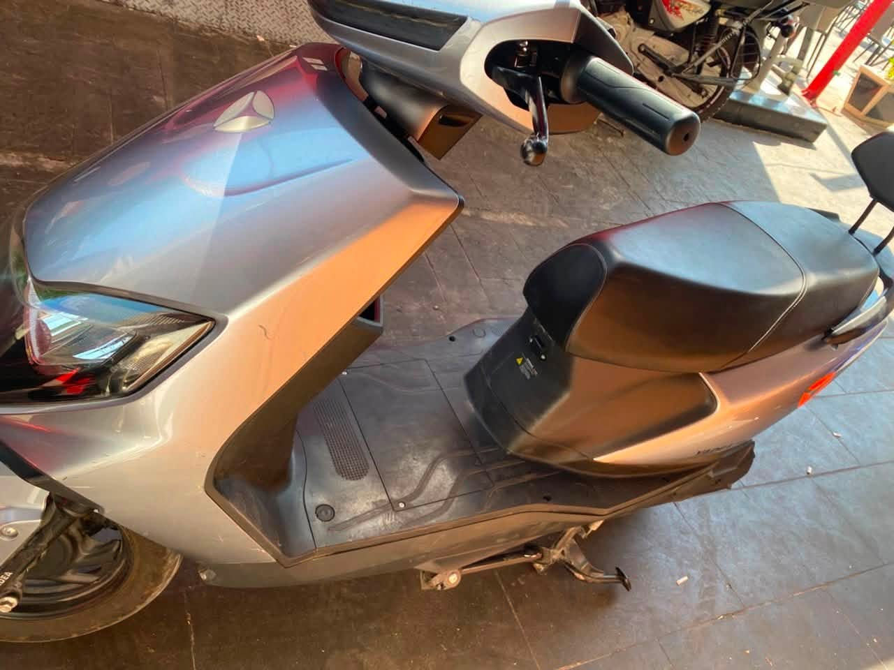 السلام عليكم
ياديا rn
ماشيه 4000km
مواصفاتها
ملف 1200
6 بطاريات
بطارية 23 امبير 
تمشيك 55-44 كيلو الشحنة
سرعتها 55km
للمراوس شعندك وشكد فرق
وبالتوفيق للجميع ♥️


**إذا كنت صاحب هذا الإعلان وتريد حذفه لأي سبب، رجاءا أرسل رسالة إلى الدعم الفني**