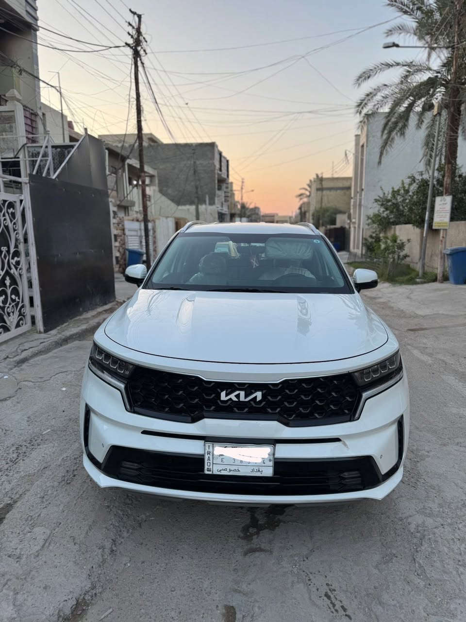 يا الله بسم الله 
 قطعه مرتبه ونظفيه 
كيا سورنتو خليجي  2023 أربعه سلندر لون ابيض مكفول 
 مواصفات الدوليه
مثلا
رادار تحديد مسار 
شاشه كامره خلفيه 
مودات قياده 
3 قطع تبريد
كشنات كهرباء 
تحكم استيرن جهتين 
السياره تجي سبعه راكب 
والويل مالته حجم 19
وبعد بيه اهواي مواصفات 
رقم بغداد باسمي تحويل مباشر ان شاء الله 
(ماشيه 29 الف كيلو فقط  ) 
ويل 19 
السياره مكفوله كفاله عامه من الضربه والصبغ 
السياره نضيفه جدا من الداخل ومن الخارج 
وبالعافيه على الي ياخذه 
 
 السعر 268 وبيه مجال ان شاءالله

(مكانه بغداد منطقه الغزاليه )
وهذا رقمي للتواصل 
***********
تحياتي الكم وربي يحفظ الجميع ❤️
