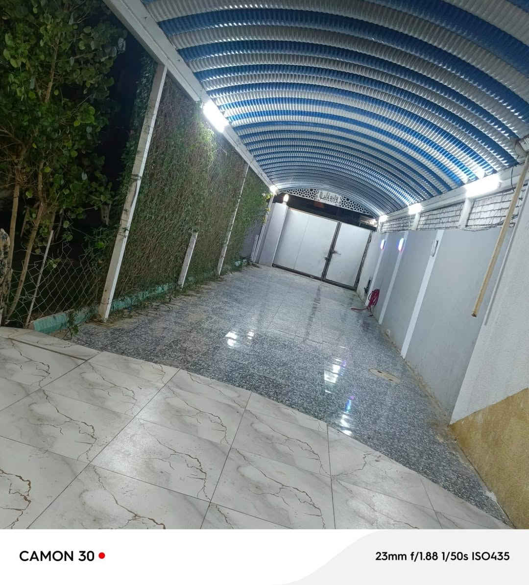 السلام عليكم
بيت للبيع  البوبيات كربلاء  نزله اسواق البرتقاله في
مجمع الخضراء مساحه 327م
تحت البناء 200م
ماء اساله قوي 
شارع عرضه 12 متر 
محولة وطنية خاصة للمجمع
مجاري رئيسيه 
حديقه 12 م
طارمه 14م
طارمه تحتوي على سقيفة كيسبان طول الطارمه
واجه10 نزال 37
يحتوي على 
2 غرف طابق ارضي 
3 غرف طابق ثاني  سويتات
سطح كبير 9م
شلال كبير
مطبخ كبير جدا 7.20*4
البيت بناء جديد 2021
سعر البيت 325 مليون 
بناء درجة أولى  
للتواصل والإعلانات *********** (واتساب ٢٤ساعه)  
بيع 🏠وشراء الدور السكنيه وقطع الأراضي#التجارية #الاستثمارية #كربلاء #عقارات_للبيع  
#مجمعات_سكنيه_كربلاء
