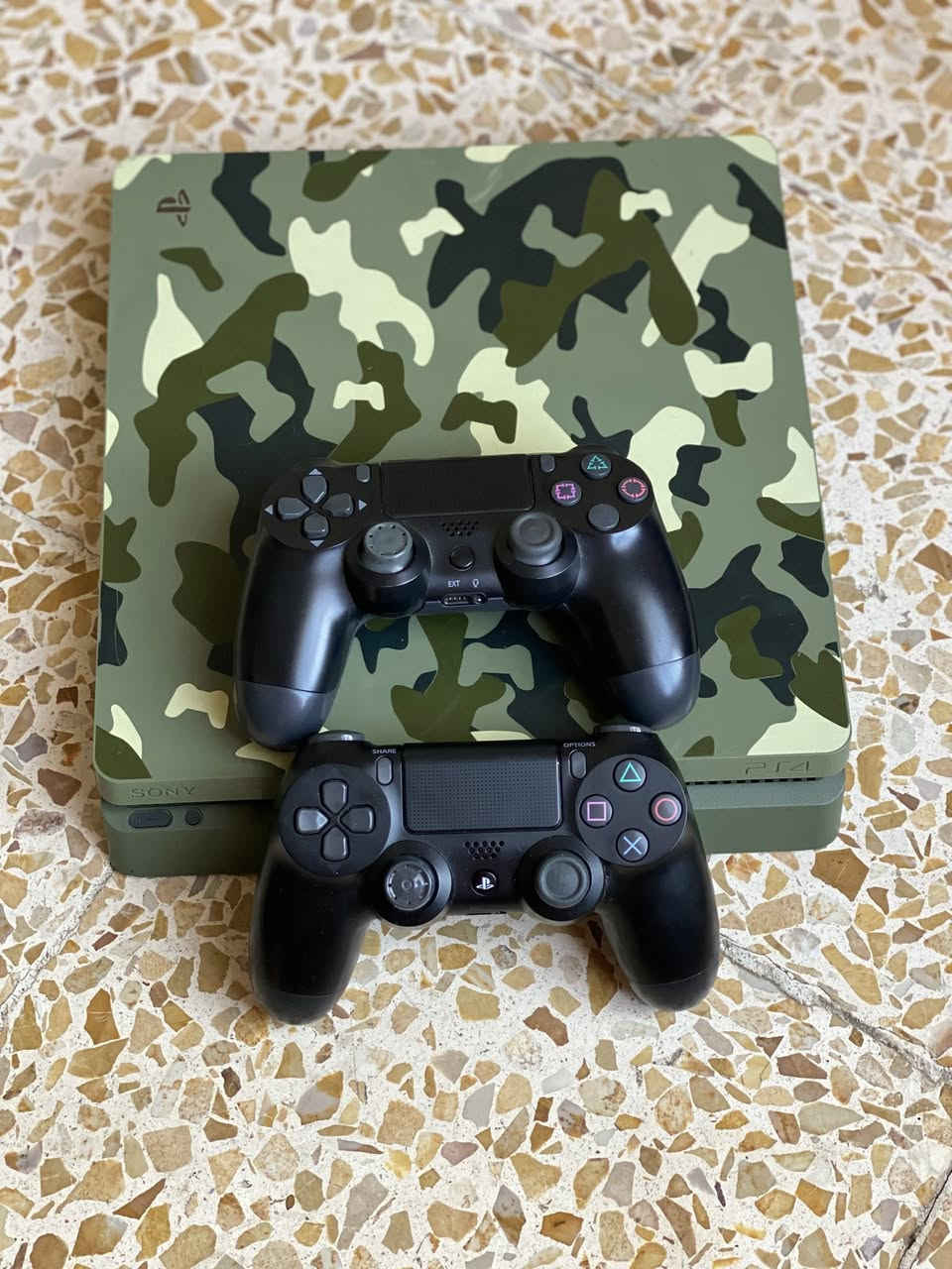 بلي فور سلم باندل عسكري نضام 9 مهكر ع متصفح ثواني يفتح
هارد 1 تيرا 
لوك جهاز  فقط فان منضف من فوك 
ستيكر بعده ضمان 

ملحقاته جوستك ثنين وكيبل بور شغالات كامل 
الألعاب 
Call if Duty:Modern Warfare ll 

Call of Duty:Modern
Warfare 1 

 pes 2026 

FC 26 

Fifa street 2 

A Way Out 

God of war Ragnarok 

Grand Theft Auto V 

Red Dead Redemption 2 

The Last of Us 
Part ll 

 God of war  جزء مضاف
الجهاز مال بيت مابي اي شي وصوتو ناعم جدا الجهاز 
سعره ٢٨٠ مجال بسيط


**إذا كنت صاحب هذا الإعلان وتريد حذفه لأي سبب، رجاءا أرسل رسالة إلى الدعم الفني**