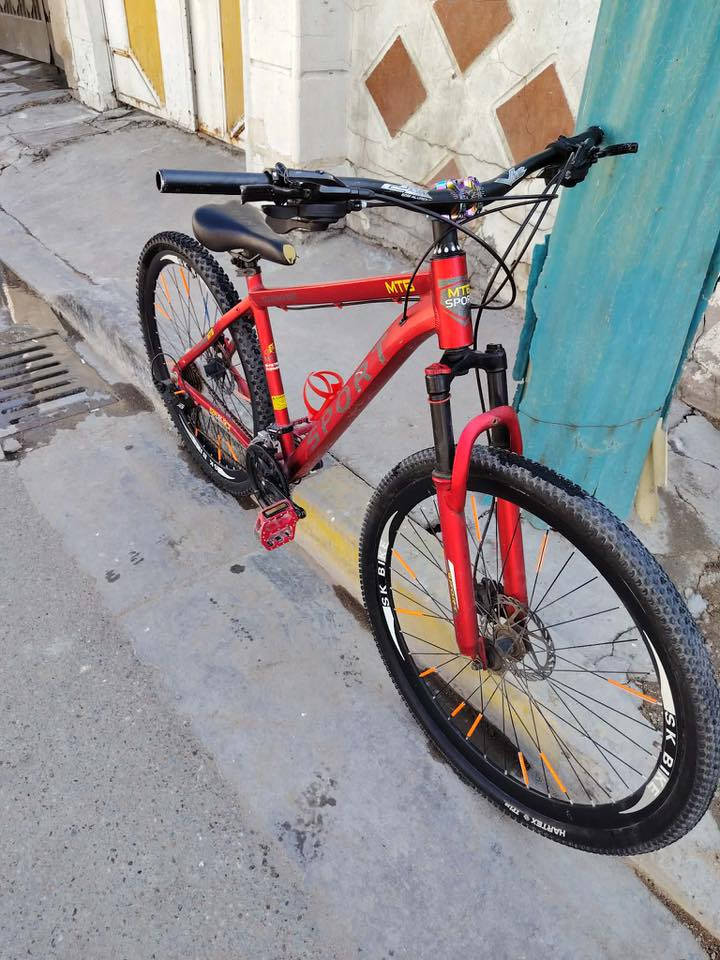 السلام عليكم بايسكل للبيع رياضي جبلي حجم29
السعر 80وبي مجال بسيط
بايسكل نقص فقط بيم لتاير الخلفي
للاستفسار و الاتصال على الرقم(***********)
واتساب
