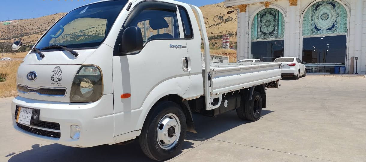 سەرەتابەناوی خوا 
کیا 4000 مەکینە ڕەش سۆپەر 
سعری 62گەڵا
تەنها 170هەزار ڕۆشتووە
سەلە
سەلاجە
4دووگمە
کۆشن هیتەر
ئاوێنە کارەبای 
گێڕو مەکی نەو 
ئەنجێک تەری بەشەرت
ئەکسلی بەشەرت
سەیارە کە ماڵی دۆستە
***********
***********
