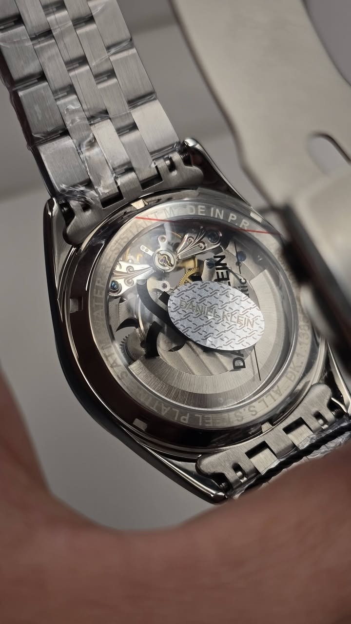 ساعة رجالية أوتوماتيك ماركة Daniel Klein 🔥
⌚ حركة Automatic (بدون بطارية)
⚙️ تصميم Skeleton يبين المكائن الداخلية
🖤 مينا أسود بتفاصيل ذهبي فخم
🛡️ هيكل ستانلس ستيل ثقيل ومحترم
✨ شكل راقي مناسب للبدلات والطلعات 

اصلية شرط السعر جدا مناسب 
مراسلة الصفحة


**إذا كنت صاحب هذا الإعلان وتريد حذفه لأي سبب، رجاءا أرسل رسالة إلى الدعم الفني**