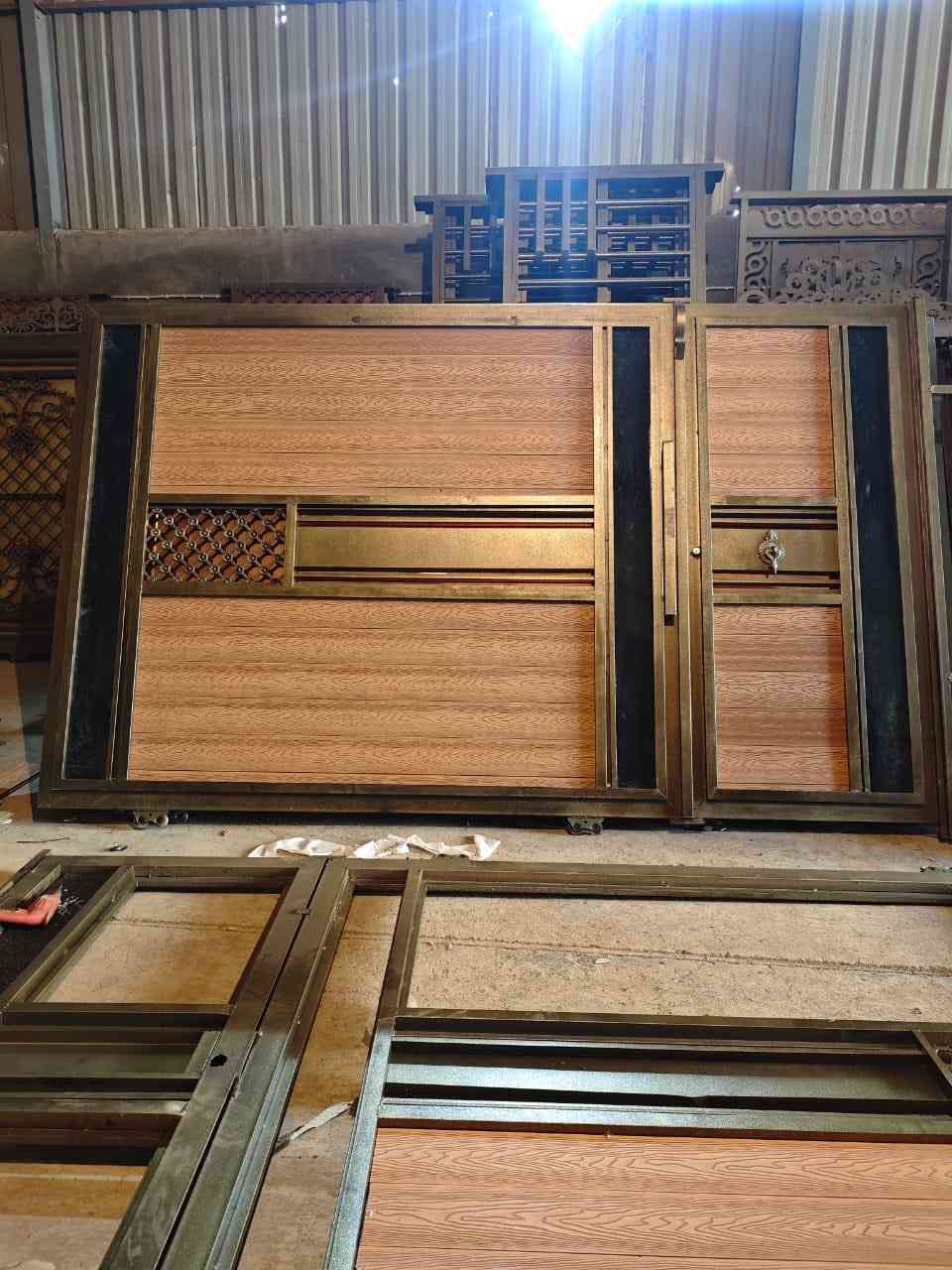 تحية طيبة يوجد لدينا كافة أنواع الأبواب والشبابيك الحديد والخشب الحديثة بأجود الأنواع وجميع القياسات العنوان الرفاعي 
قرب جامع رمثان ***********
