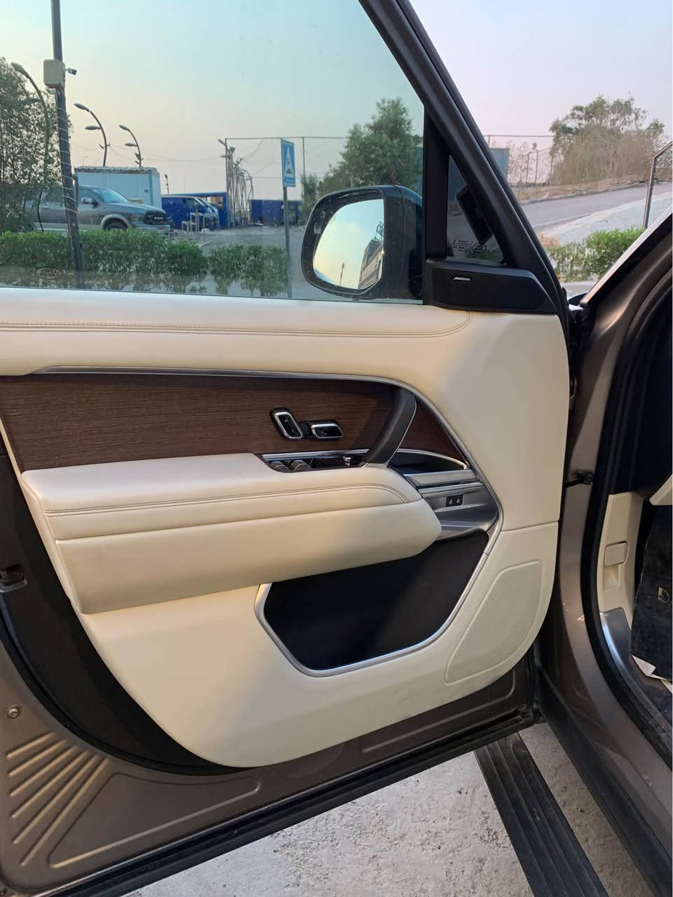 Range Rover Vogue 2023 P-440e
Pre Owned 59,000 Km
Fully Loaded 
Best Price in Market 💰🔥
متاح جميع أنظمة التقسيط بنوك و شركات بأقل مقدم 

 For More Info Call Assem Salama 01113143326

 #luxury #luxurylifestyle #LuxuryLiving #rangerover #VIP #vogue #cars #carsforsale القاهرة, مصر


**إذا كنت صاحب هذا الإعلان وتريد حذفه لأي سبب، رجاءا أرسل رسالة إلى الدعم الفني**
