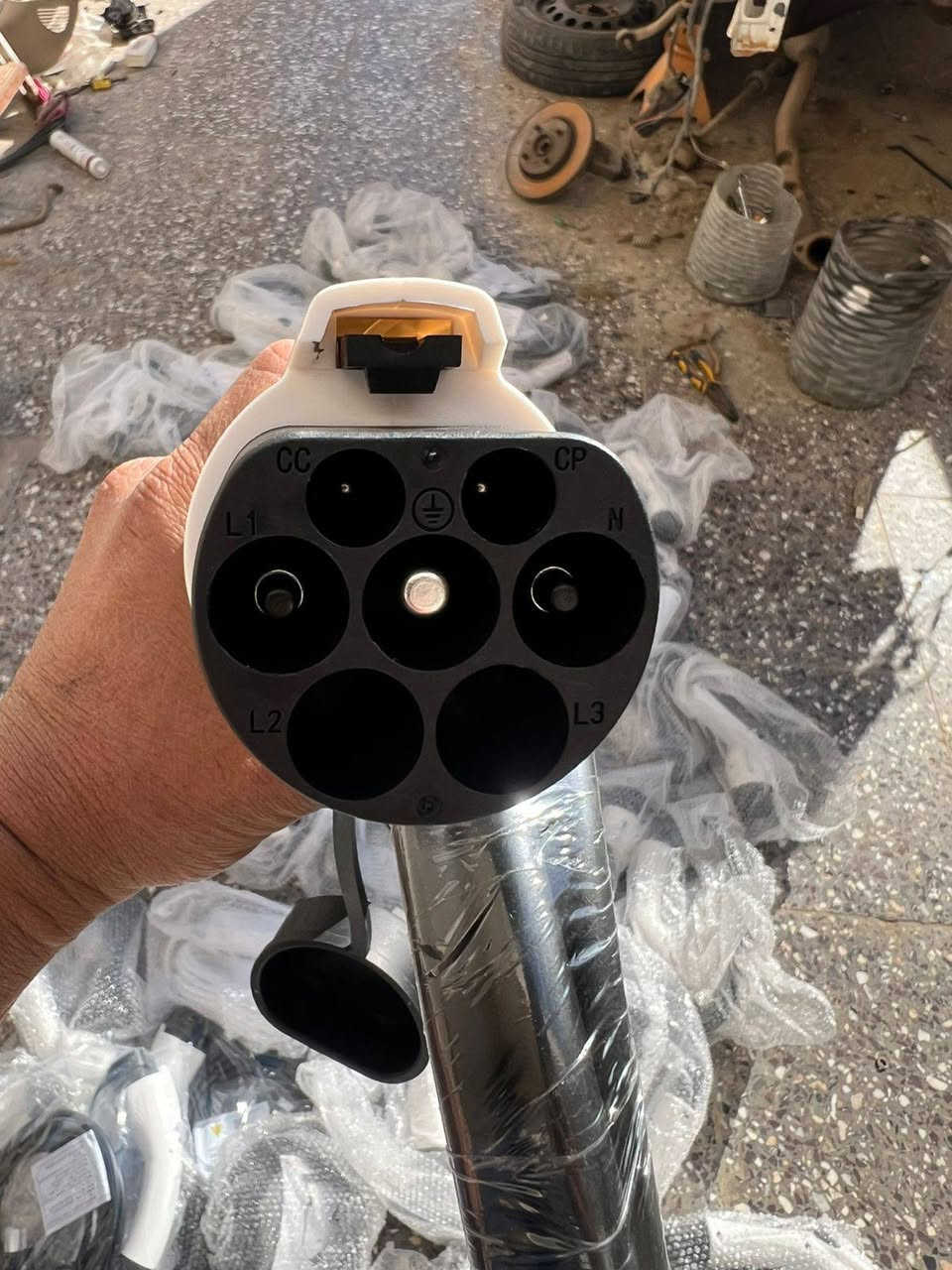 السلام عليكم ورحمة الله
رمضان كريم تقبل الله طاعتكم 
 توفرت شواحن منزلية أصلية لسيارات BYD الكهربائية 
إذا عندك سيارة بي واي دي وتبحث عن شاحن منزلي عملي وآمن — وفرنا لك أفضل الخيارات 👇
🔹 النوع الأول:
شاحن منزلي بقدرة 8 أمبير
مناسب لجميع سيارات BYD
شحن آمن وثابت
 مثالي للاستخدام اليومي داخل المنزل
🔹 النوع الثاني:
 شاحن منزلي بقدرة 16 أمبير
مخصص لسيارة BYD Seal
 يعمل أيضاً بشكل عام مع سيارات BYD
 سرعة شحن أعلى وكفاءة أفضل
الشواحن عملية وسهلة الاستخدام، 
الكمية محدودة — متوفر توصيل داخل المحافظات.
العنوان بغداد الحبيبية قرب ساحة الحمزة 
للاتصال ***********
متوفر بيع بالجملة لاصحاب الورش والمحلات
