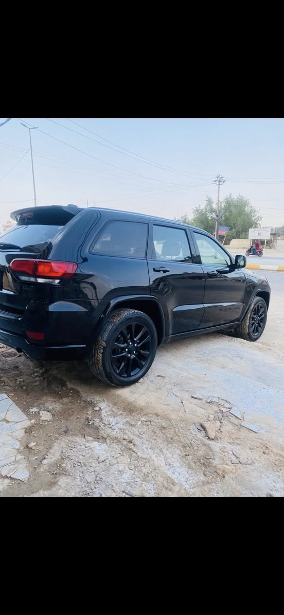 سلام عليكم 
للبيع جيب بلاك توب 18مرمز 21
رقم بغداد نكليزي 
بيه 5قطع صبغ 
بدون نقص جاهزه من كلشي 
سعر مناسب 
شراي يتصل 
***********
