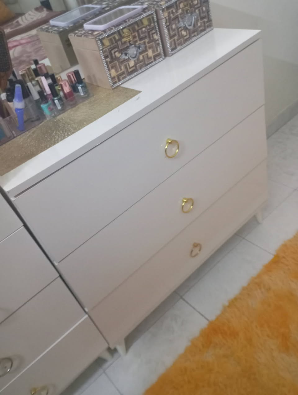 سلام عليكم غرفه نوم للبيع ٥قطع نضيفه سعر ٣٠٠وبيها مجال للت***********واتساب
