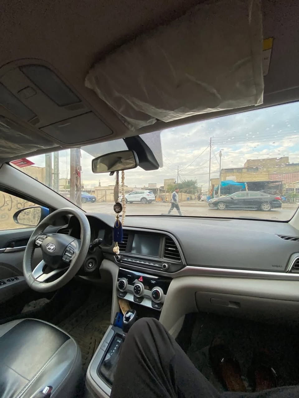 السلام عليكم النترا ٢٠١٩ مكينه ٢٠٠٠ دوش كير AT مواصفات نص فول رادار تحديد مسار توقف ذاتي كامرة دوارة شاشه كاربلاي نقطه عمياء توقف ذاتي حادثها جاملغ ايمن وبنيد معدلات نفسهم ومصبوغات جاملغ خلفي كلير بدون ضربه وبلعراق الجاملغ الأيسر شي قليل بارد و الباب الخلفي انطخ طخه خفيفه ما مأثره السياره كفاله لغود شواصي مكفوله من التبديل دواخل ماشيل ٨٨ الف ميل 
السعر ١٣٠  بيع فقط وبيها مجال بسيط الرقم *********** مكاني بغداد البلديات
