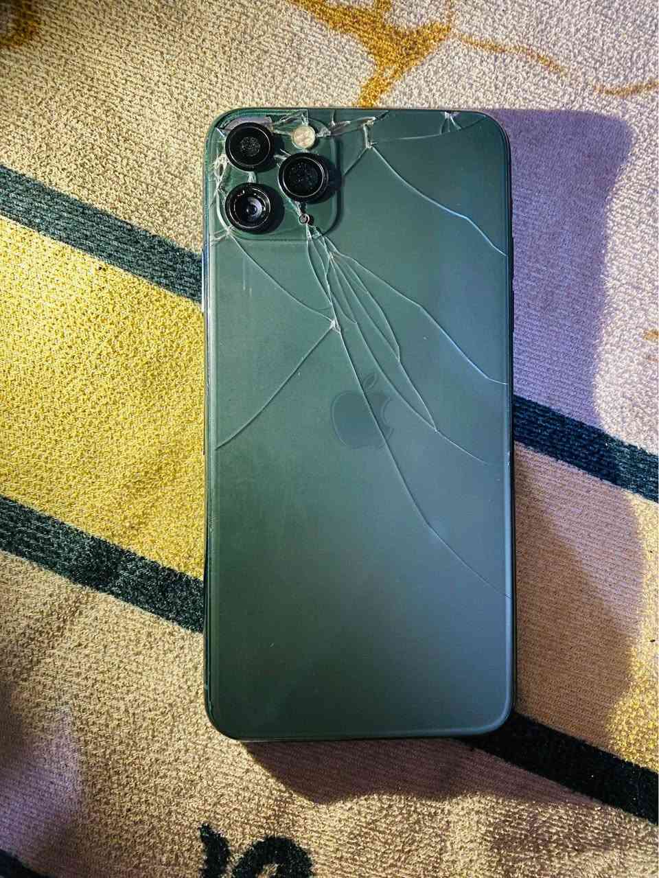 ايفون11برو ماكس جهاز قافل ايكلود ينفتح وضمان بس اله ينزله تحديث جديد   فقط ضهر بي كسر منفوك وشاشه بيها فطر من جوه شغال نموذجM ذاكره256بطاريه 87بس انطي بي ضمان كله بلاد وكلشي مابيه للبيع او مراوس مكاني كركوك*********** كركوك, العراق
