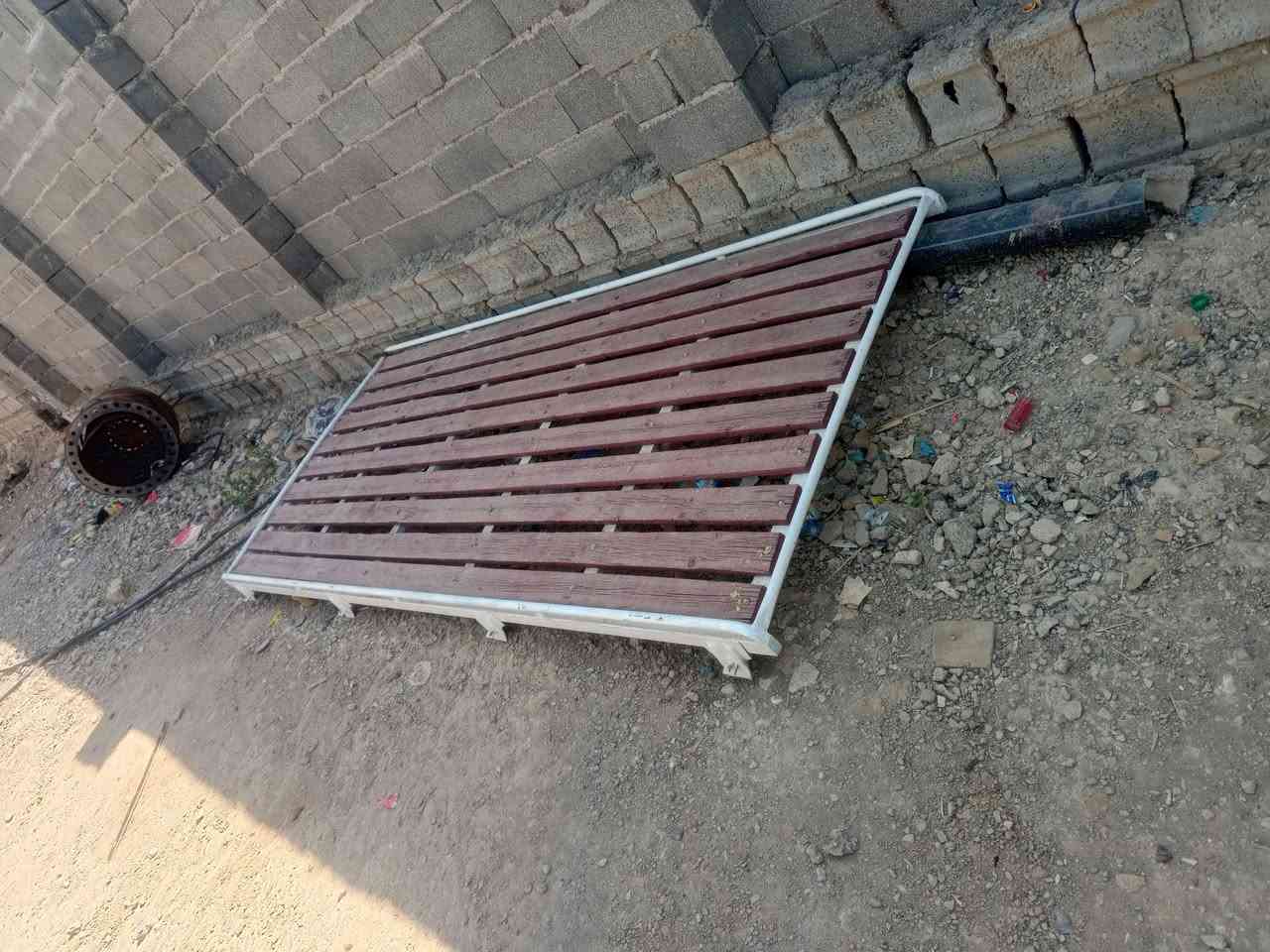سيبايه مال نيسان ناصيه للبيع مكان بغداد سعر 100 وبيه مجال ***********
