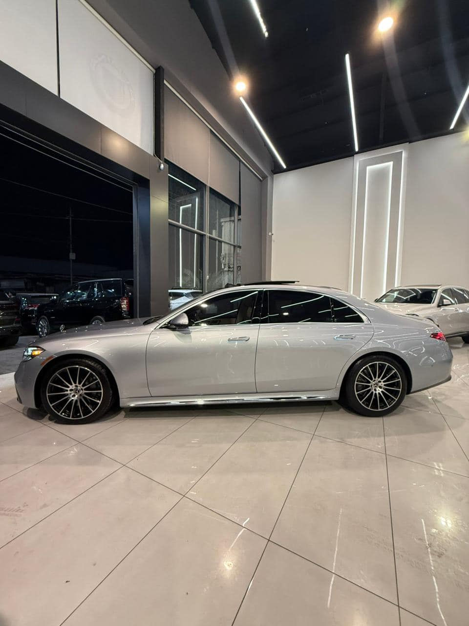 سلام عليكم 

‏‎‏                 Mercedes Benz _ S 500 
_____________
‏‎‏‎‏‎النووع : S 500
‏‎سنة الصنع : 2023
‏‎‏‎‏‎المسافة المقطوعة: mile  42,000
‏‎‏‎‏‎سلندر : V 8
‏‎السعر : 820$ ورقة 
*********
‏‎السيارة وارد امريكي سويجين ومكفولة من كلشي بدون صبغ بدون تعديل مواصفات بانوراما فول فول السيارة جديدة و مابيها اي نقص كلشي بشرط
____________
‏‎‏‎‏‎‏‎🌎 العنوان : اربيل ازادي المعرض الپينا  
‏
‏‎‏‎‏‎‏‎📱 للاستفسار يسعدنا تواصلكم معنا على الأرقام التالية
‏‎‏‎‏‎‏‎
***********
***********
***********
