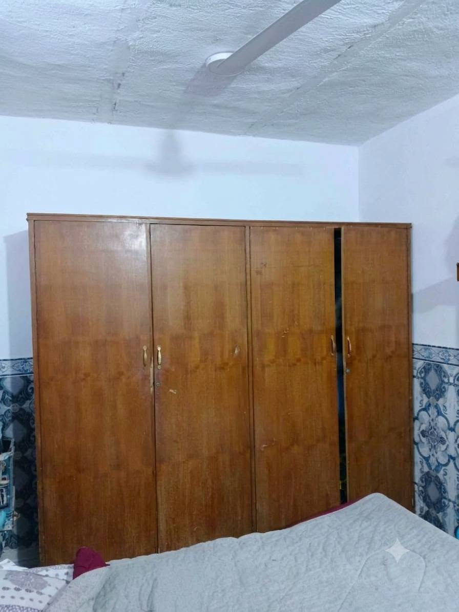 غرفه عراقيه للبيع نضيفه 4 قطع ب 350وبيه مجال
الاستفسار 
***********

