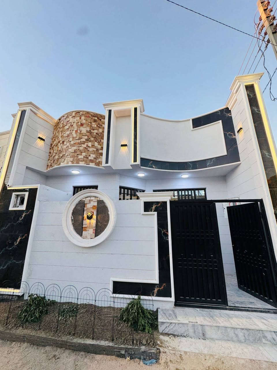 يالله الهم صلي على محمد والي محمد يوجد بيت مساحه 100متر طابق واحد بناء طابوك جمهوري بي غرفه وصاله واستقبال ومطبخ وصحيات عمل درجة اولى كافة الخدمات ماء مجاري كهرباء وتبليط طابو زراعي قرار محكمة البيع مباشر معه صاحب الارض موقع البيت كربلاء مجمع الابداع قرب جامعه العميد بصف علوه المخضر طريق الرابط عمود 1182طريق نجف كربلاء يصلح سكن او حسينيه للزوار الاستفسار انتصل على الارقام التالية 
***********
***********
واتساب موجود تحياتي للجميع
