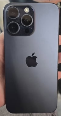 ايفون 15 برو ماكس مكفول من كلشي وكامل ملحقاته كارتونه وشاحنة ذاكرة 256...