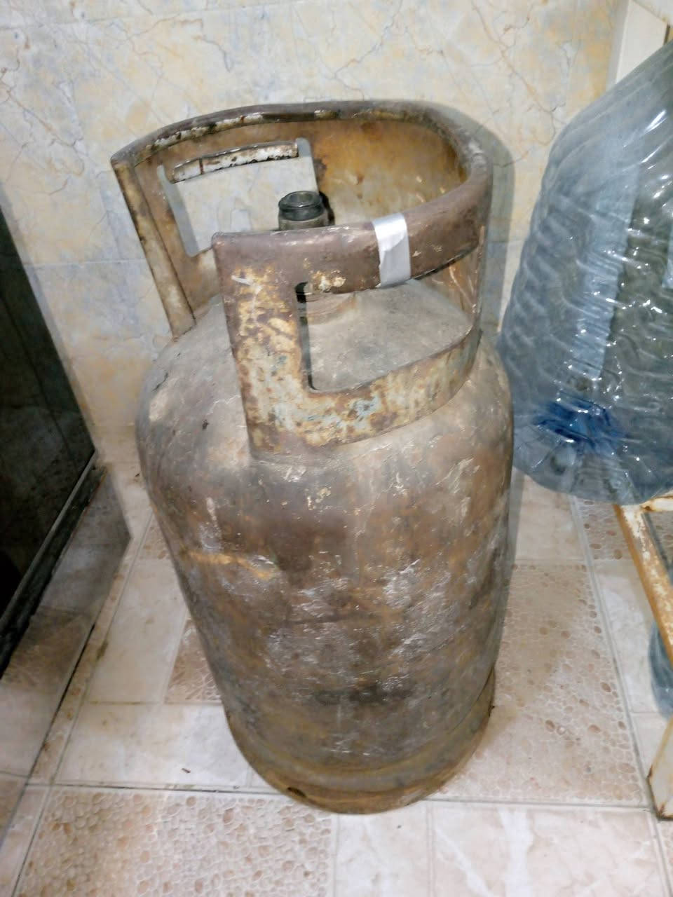 للبيع  للبيع   للبيع
طباخ أصلي باله اخو النظيف من كلشي شغال 150 ألف 
مبردة نظيفه إستعمال قليل 100 ألف 
قنينة غاز متروسة ونظيفه 50 ألف للتواصل على الواتس ***********
