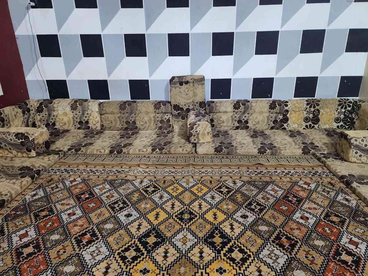 تخم ديوان للبيع 7 × 4  نضيف كلش السعر  350  الف المكان كوت  ***********
