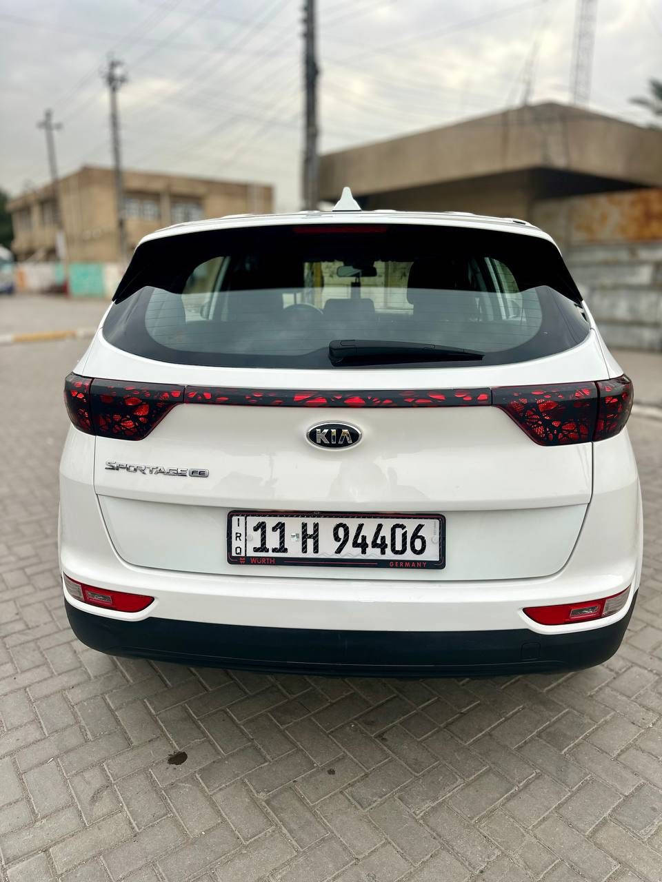 كيا سبورتج 2017
 وارد امريكي جديدة جداً
حادثهة طخة بالباب الخلف السائق مصلح نفسة ومصبوغ بدون تبديل شبه مابيهة حادث
محرك 2400 جي دي آي
ماشية 80,000 ميل 
جاهزة برغي مابيهة نقص
رقم بغداد الجديد بأسمي
السعر 153
مكانهة بغداد حي الاعلام 
***********

