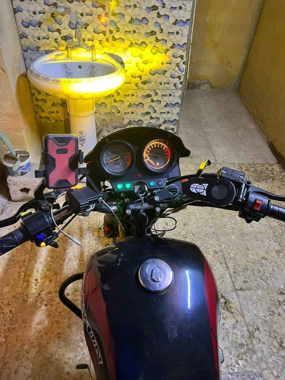 السلام عليكم شباب دراجة دايوان مديل 2023 دراجة خير من الله مكينة مكفوله برغي ما مفتوح بيها دراجة مرقمه سنوية بغداد السعر 2300 و بيها مجال بسيط العنوان بغداد ملاحظة الصندوق مو وياها للتواصل ***********
