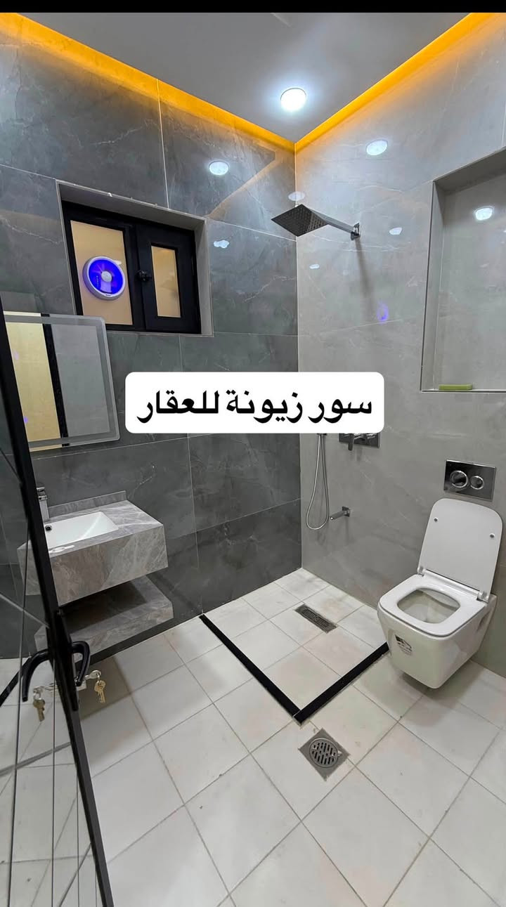 عقار فاخر vip للبيع / زيونة -710
📍 موقع مميز وقريب من الخدمات
🏗️ بناء حديث 2026 زيرو غير مسكون
⭐️تصميم وتشطيب وبناء درجه اولى

📐 150 م²
↔️ واجهه 5
⬅️نزال 30

محتويات البيت:
♦️ كراج + مدخلين معزولات 
🛌 4غرف نوم  واحده ماستر وواحدة بلطابق الارضي 
🛋️ استقبال معزول + حمام ضيوف + صاله داخلية 
♦️ مطبخ مودرن
♦️ صحيات عدد 4 

☎️ للاستفسار والمعاينة :***********
🌟مكتب مجاز رسميا 
📍 موقعنا زيونة فرع مطعم kfc
