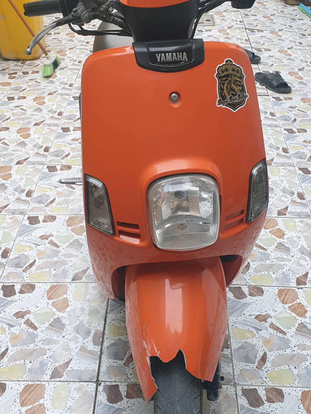 السلام عليكم
ماكس بوليس 2009 نوزل عداد الكتروني

ختم واحد وي المكينة

صارلها 3 اشهر طالعة من المعرض

برغي مامفتوح بيها الدراجة

كفرات بلادية مصبوغة برتقالي بلاد

اللون القديم رصاصي ومصورة

اكفلها من السرقة
زوج وياله وي دراجة انطيك ياهم

عوزها كم شغلة كمالية لا اكثر

السعر 750  وبيها مجال 

***********

واتساب او ماسنجر متواجد
