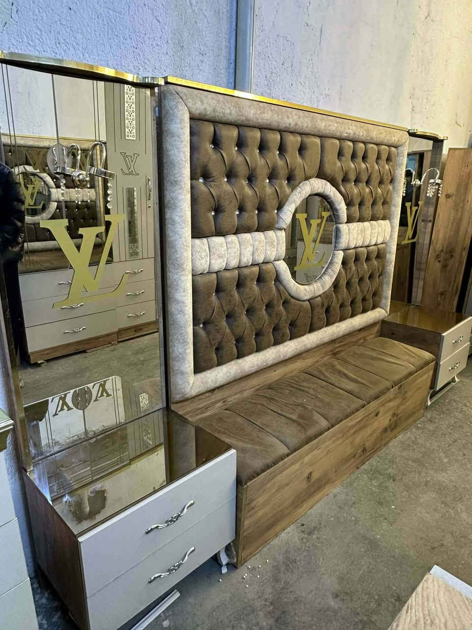 ✨غرفة تركي اصلي لون مميز ✨ صبغ حراري
10 قطع
 جام اصلي برونزي
نظام ابواب 
سرير مخزن جك 
 قماش وتر بروف أصلي ✨
نضافه/95/💯
السعر  / مليون و300 وبي مجال 
 شد ونقل مجاني داخل بغداد
توصيل للمحافظات بأسعار رمزية


**إذا كنت صاحب هذا الإعلان وتريد حذفه لأي سبب، رجاءا أرسل رسالة إلى الدعم الفني**