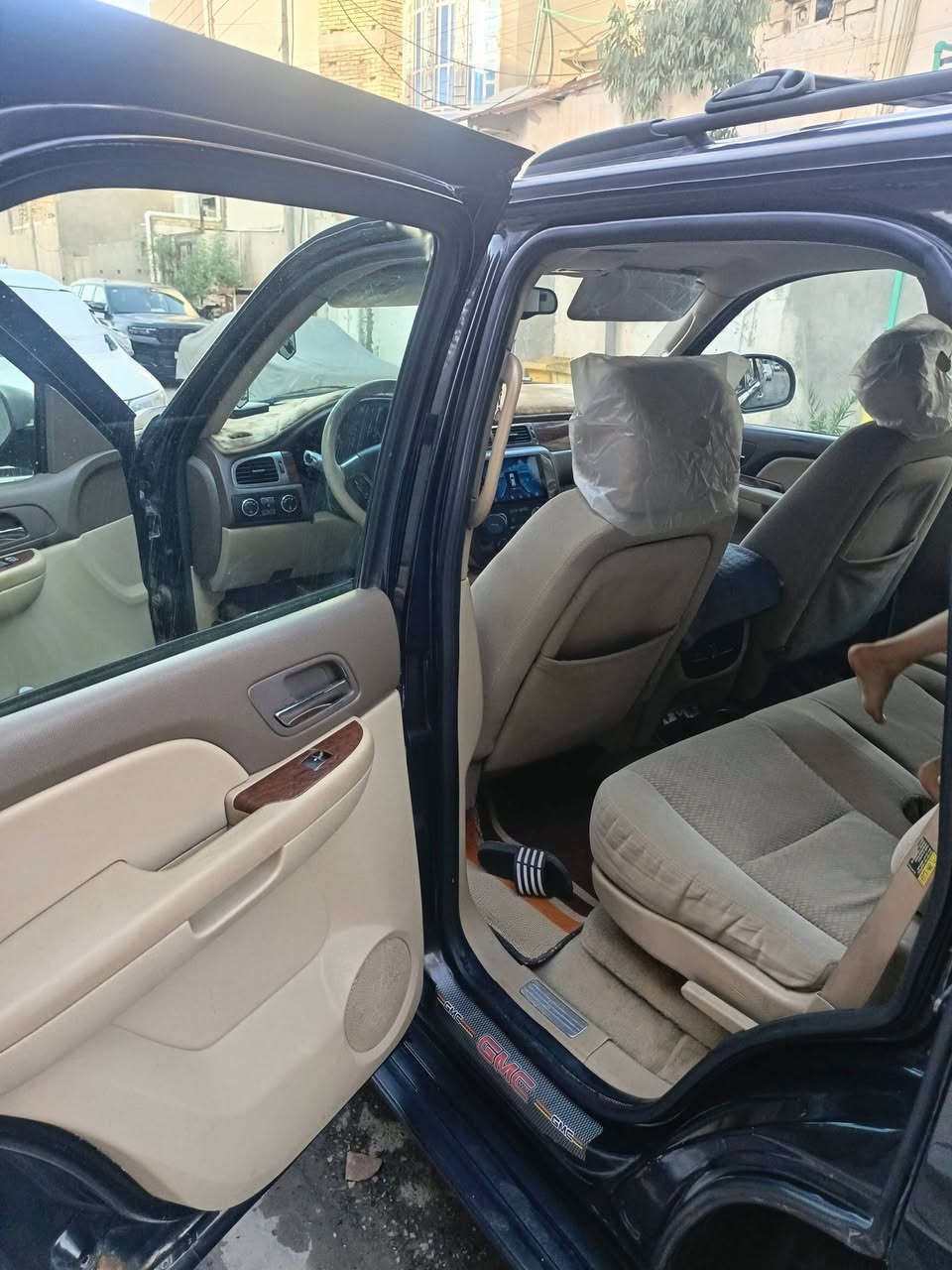 سلام عليكم اعاده النشر بسبب الوعود الكاذبه
يوكن موديل 2007 خليجي مكفوله من الضربه صبغ حزام خارجي  بدون قماره وبدون دواخل  سياره جاهزه من كير مكينه حداده تخم تاير وتشغيل عن بعد وشاشه وكامره خلفيه ولايت زنون تبريد ثلج مري شفط بيع مستعجل السياره احلى من الصور السعر 140 وبيها مجال 
نقال ***********
