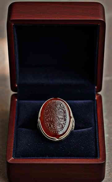 ​💍🔥 للبيع: خاتم العقيق اليماني الفاخر والنادر 🔥💍
💎 تفاصيل الخاتم:
​الحجر الكريم: عقيق يماني أصلي بلون مميز (مع شهادة الضمير والذمة على الأصالة).
​الصياغة: صياغة يدوية ثقيلة ومتقنة، ​نوع الفضة: فضة عيار 950 النادر ​اسم الصائغ: من إبداع أنامل "قيس الصائغ" 
النقش الروحاني: يحمل نقش حرز السيد علي القاضي على وجه وفص الخاتم (منقوش وجه وظهر)،
​💰 السعر: [250]وبي مجال حق الجيه 
​📍 الموقع: [ العماره ]
​📞 التواصل: [***********]
​ملاحظة هامة: الخاتم يُباع بضمان أصالة العقيق والصياغة (فضة 950)، وهو مخصص للمقتني الجاد.
