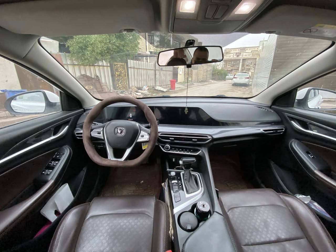 السلام عليكم شانجان ايدو بلاس موديل 2022 ابيض اللون  بعده بضمان الشركه السيارة بية طخات بارد وممصلحه
رقم بغداد موضحه بالصور 
مواصفات السيارة
محرك 1600 مكفول
كير 7 نمر مكفول
ماشيه 75حرة
بصمة
كشنات جلد
هاند بريك بصمه
كاميرا دواره
شاشة متصلة
تشغيل عن بعد
السعر  120 ورقه وبيه مجال   تبريد ثلج رقمي *********** مكان السياره بغداد الدورة الشراي يتصل واتساب او رقم
