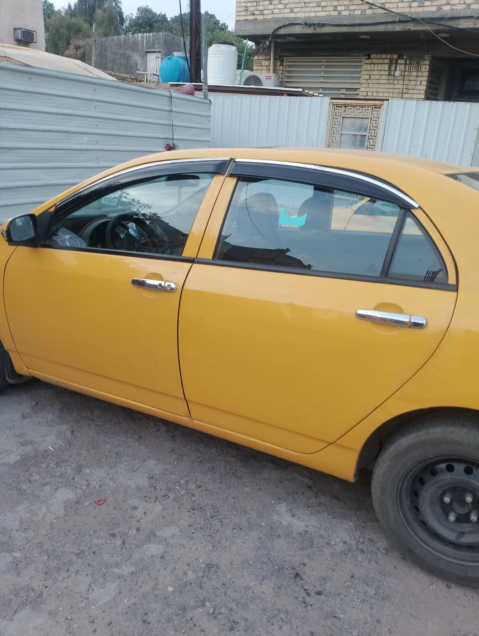 السلام عليكم سيارة بي واي دي تكسي 2016محرك وكير مكفوله رقم بغداد انكليزي مصفره هيئة وغرامات بصمه فتحه وشاسه حساسات تبريد كله شغال السعر 63 الرقم *********** وبي واتساب العنوان بغداد  ثاني يوم مداور السيارة  بسمي سيارة خير من الله تجي وتشوف بعينك
