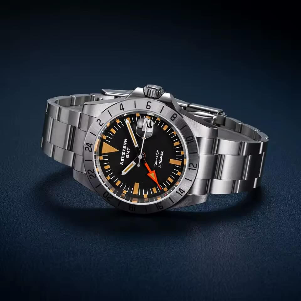 الساعة المعروضة في الصورة هي ساعة Seestern GMT. يُعرف هذا الموديل أيضاً باسم Heritage S436-2 أو "Vintage Explorer"

المواصفات التقنية الرئيسية
* المحرك (Movement): تعمل بمحرك أوتوماتيكي ياباني من نوع Seiko NH34، والذي يدعم خاصية الـ GMT لتتبع منطقة زمنية ثانية
* الهيكل (Case): مصنوع من الفولاذ المقاوم للصدأ (ستانلس ستيل 316L) بقطر يتراوح غالباً بين 39 ملم إلى 40 ملم.
* الزجاج: تأتي بزجاج من الياقوت الكريستالي (Sapphire Crystal) المقاوم للخدش، مع عدسة مكبرة للتاريخ في بعض الإصدارات.
* مقاومة الماء: تتمتع بمقاومة للماء تصل إلى 100 متر (10 ATM)، مما يجعلها مناسبة للاستخدام اليومي والسباحة الخفيفة.
* الإضاءة: تتميز بعقارب ومؤشرات مضيئة بتقنية C3 Super Luminous لرؤية واضحة في الظلام


**إذا كنت صاحب هذا الإعلان وتريد حذفه لأي سبب، رجاءا أرسل رسالة إلى الدعم الفني**
