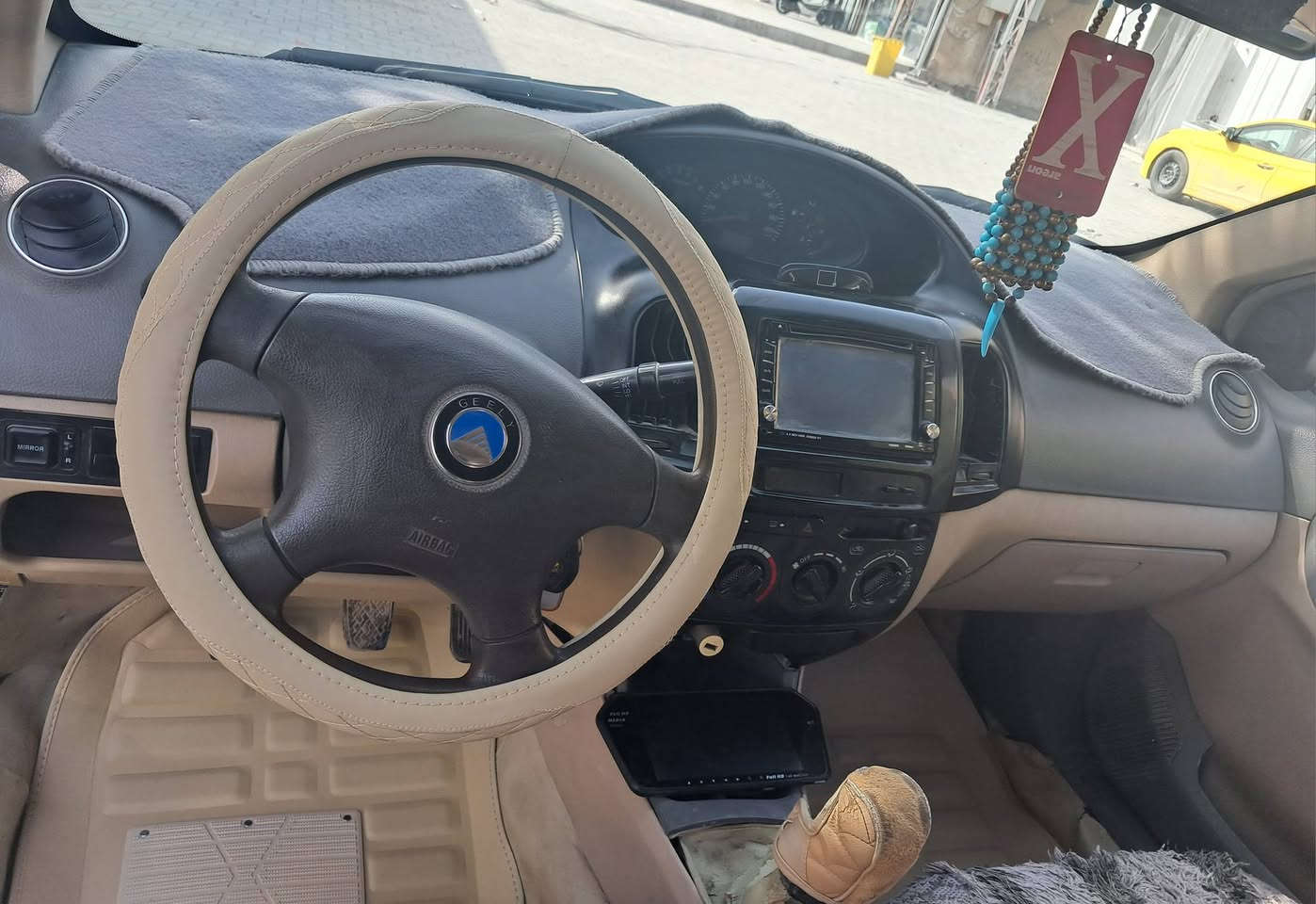 السلام عليكم جيلي ام كي موديل 2012 سياره مكفوله وبلاديه كلشي بيها شغال تبريد تدفئه كهربائيات سياره ماشيه 100 الف بغداد بسمي رقم دولي سنويه ل 2030 رايدها 45 وبيها مجال اتصل على الرقم ***********
