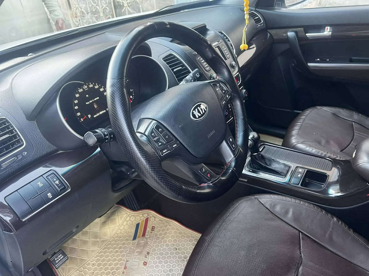 سلام عليكم
كيا سورنتو موديل2015 6سلندر 
مكفوله السياره 
مواصفات 
٧راكب 
ايكو 
حساسات امامي خلفي 
كشنات جلد 
3قطع تبريد 
مري شفط وترحيب 
بردات جانبيه
كشنات كهربائي  

فوول مواصفات الخليجي كويتي معروفه 
سياره مكفوله صبغ و  ***********
مكاني نجف
