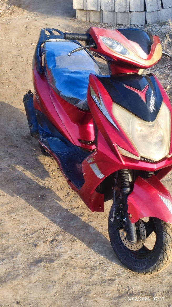 سلام عليكم 
دراجه سكنس للبيع 
كهربائيات كلها شغاله سلف لايت اشاير هورن
شلعه ومعدل حلوات 
نضافه كدامكم
مجفته جديد
سعر 250 وبيها مجال
مكان مجد
شراي خاص او تصال ***********
